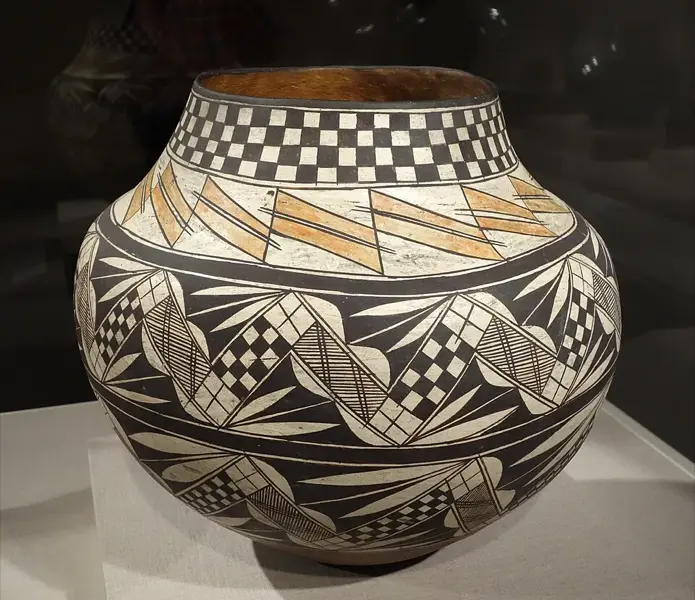 کوزه سفالی پلی کروم Acoma Pueblo با طرح های هندسی و پرنده